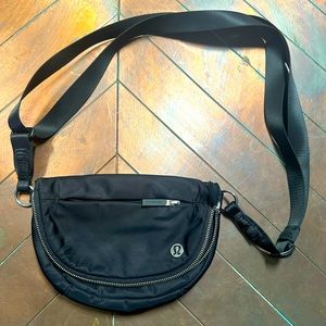 Lululemon crossbody/belt bag in black.
